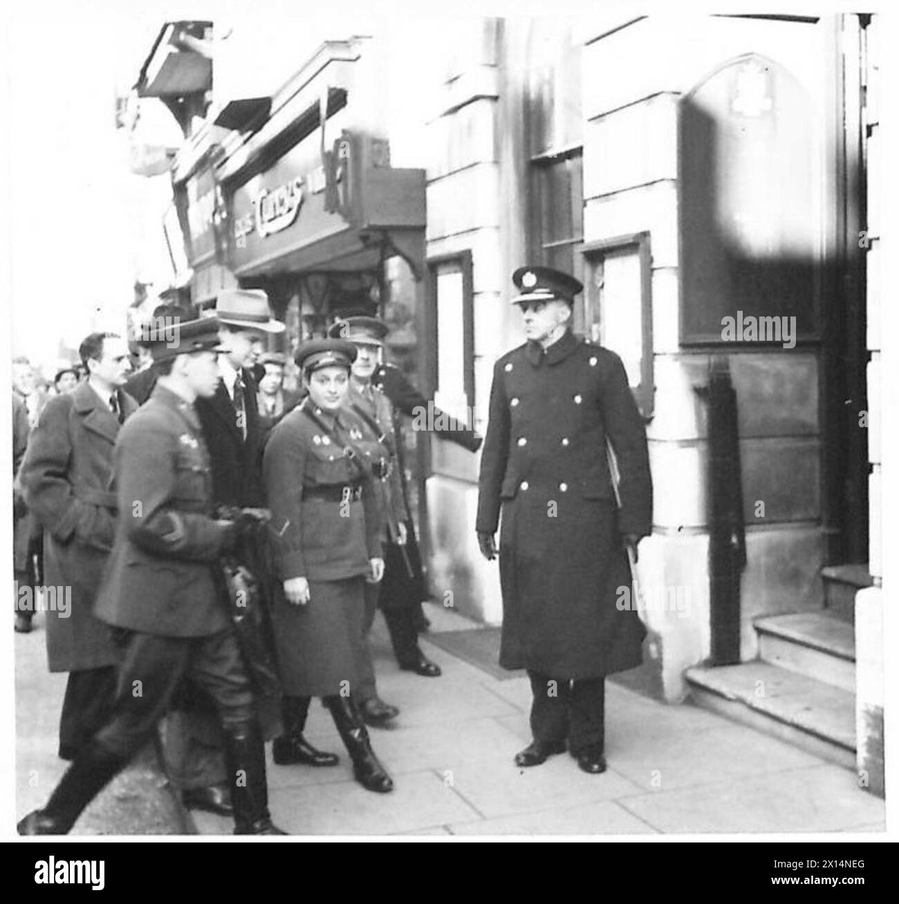 I delegati russi arrivano al municipio di Canterbury per una visita ufficiale, osservata dal personale dell'esercito britannico. Foto Stock