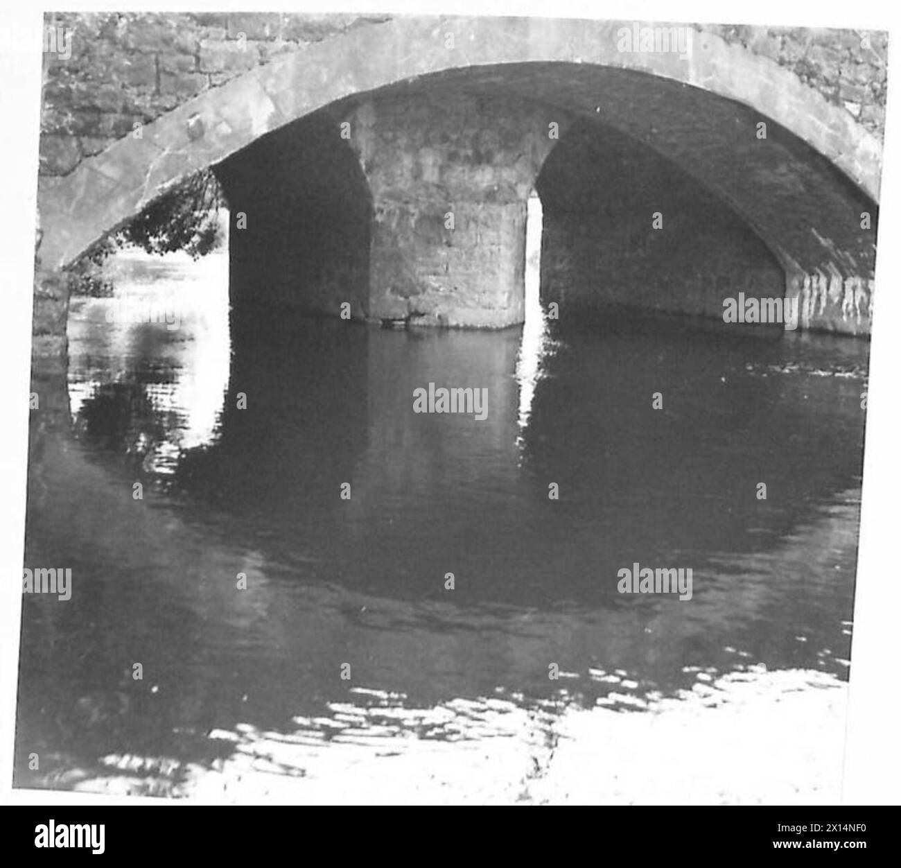 Il ponte di Caledon nell'Irlanda del Nord mostra un ponte stradale ad arco singolo con un contrafforto sotto un moderno ponte ferroviario a scartamento ridotto del sistema Clogher Foto Stock