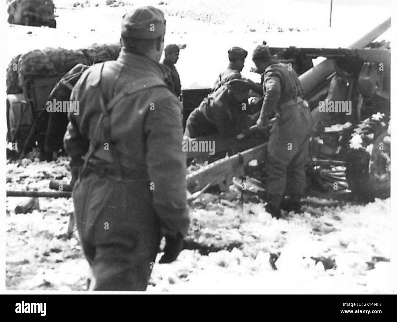 I cannoni del 2nd Battery, 1st Carpathian Light Artillery Regiment, 3rd Carpathian Rifles Division, 2nd Polish Corps, gestiscono un cannone QF da 25 libbre a Rionero in Vulture, Italia il 10 febbraio 1944 durante la campagna d'Italia. Foto Stock