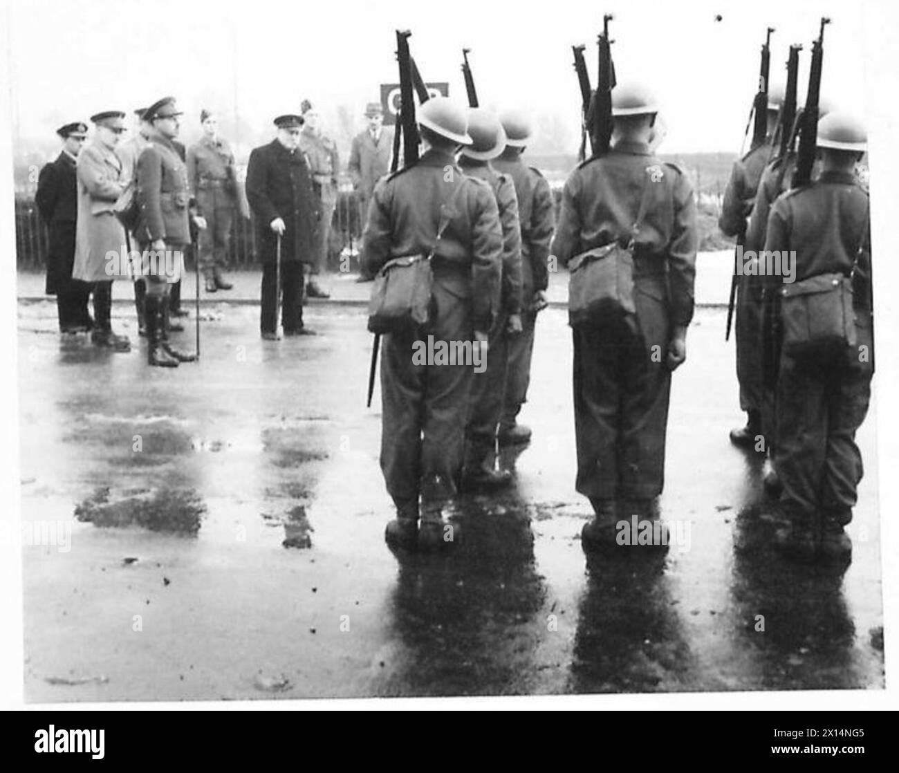 Il primo Ministro osserva i soldati del Suffolk Regiment che eseguono esercitazioni durante una visita al suo ex battaglione. Foto Stock