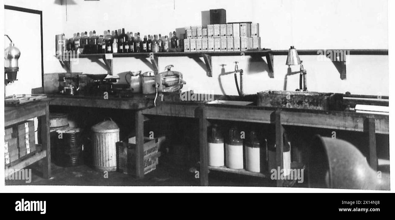 Una sezione della sala stampa W.O. Photographic Section presso Curzon Street House mostra l'area in cui le soluzioni chimiche vengono preparate per l'elaborazione fotografica. Foto Stock