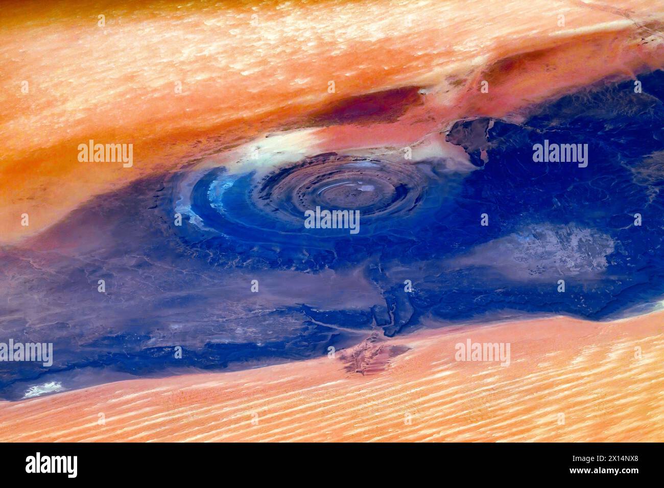 Struttura Richat nel deserto del Sahara. Miglioramento digitale di un'immagine da parte della NASA Foto Stock