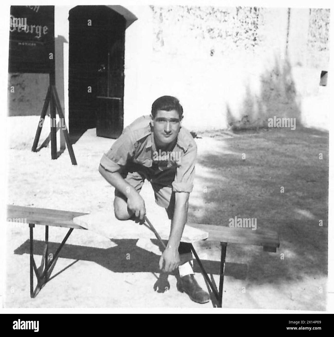 Il soldato Wainwright dell'esercito britannico è accreditato di aver completato l'opera di marmo durante la dedica di una chiesa in onore dei Salerno morti in Italia. Foto Stock