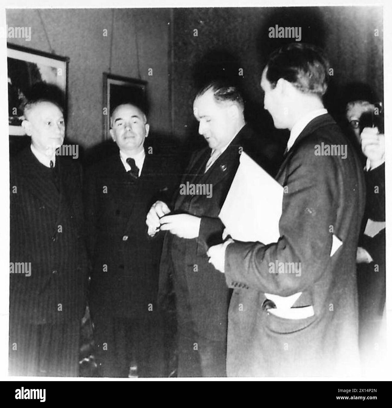 Will Lawther, leader sindacale britannico, parla con i rappresentanti sindacali italiani del Nord Italia utilizzando un interprete durante una visita dell'esercito britannico. Foto Stock