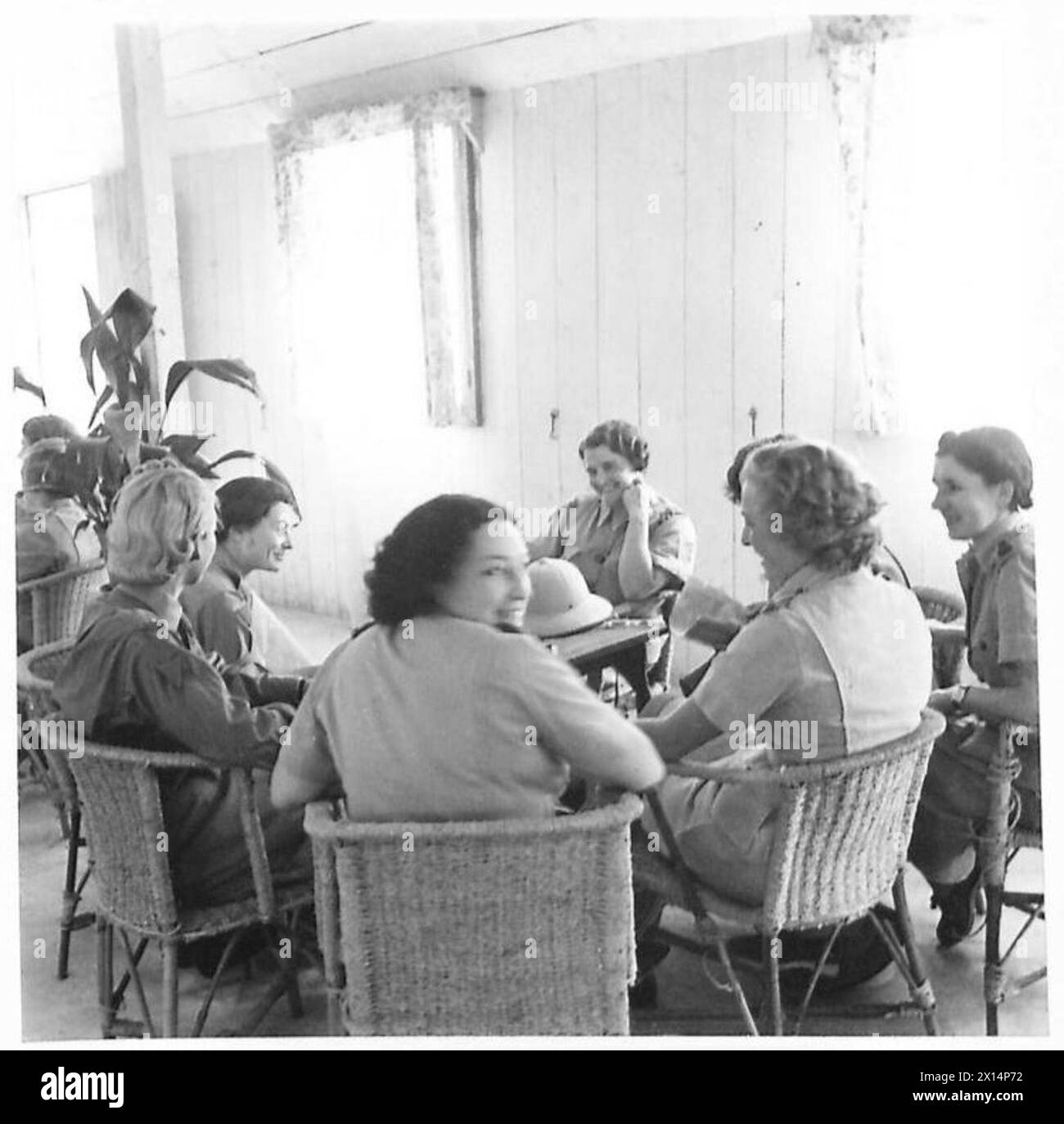 I membri dei servizi ausiliari dell'esercito femminile sono visti nella sala ricreativa di un campo nel deserto. Foto Stock