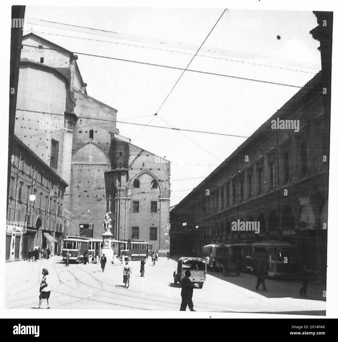 BOMBARDAMENTO DI PRECISIONE DI BOLOGNA - Vista generale del (a destra) Museo Civico e della Biblioteca Comunale (contenente antichità e documenti di valore) e (a sinistra) della Chiesa di San Petronio, tutti intatti dell'esercito britannico Foto Stock