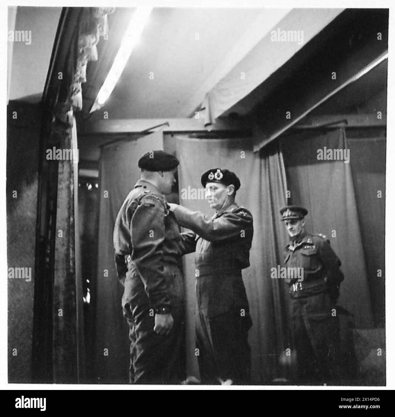 Il maggiore A.G.D. Craesser del 53 Recce Regiment riceve la Military Cross durante un'investitura in Olanda, alla presenza del feldmaresciallo Montgomery, illustrando le cerimonie di premiazione nell'esercito britannico. Foto Stock