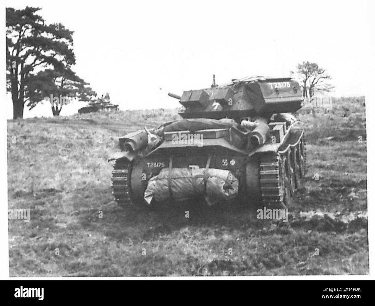 I carri armati Covenanter operano sotto una cortina di fumo durante un'esercitazione su larga scala nell'Eastern Command condotta dall'esercito britannico. Foto Stock