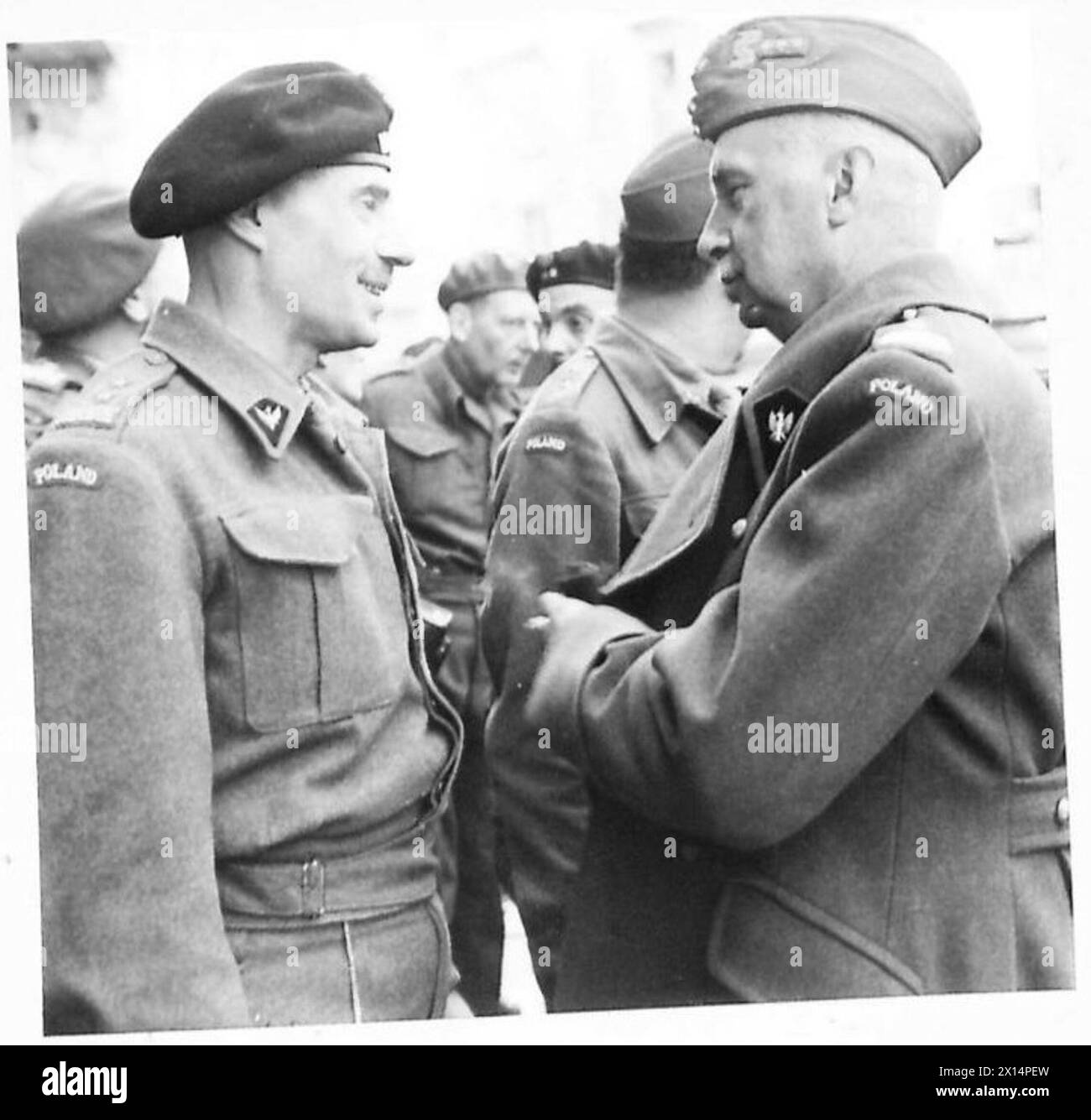 L'ESERCITO POLACCO NELLA CAMPAGNA D'ITALIA, 1943-1945 - il generale Władysław Anders, comandante del II corpo polacco, e il generale Kazimierz Sosnkowski, il C-in-C delle forze armate polacche, in conversazione a Campobasso, 10 aprile 1944. Il tenente Eugeniusz Lubomirski, aiutante del generale Anders, è terzo da sinistra, nel profondo sfondo dell'esercito polacco, delle forze armate polacche in Occidente, del corpo polacco, II, VIII Armata, Anders, Władysław, Sosnkowski, Kazimierz, Lubomirski, Eugeniusz Foto Stock