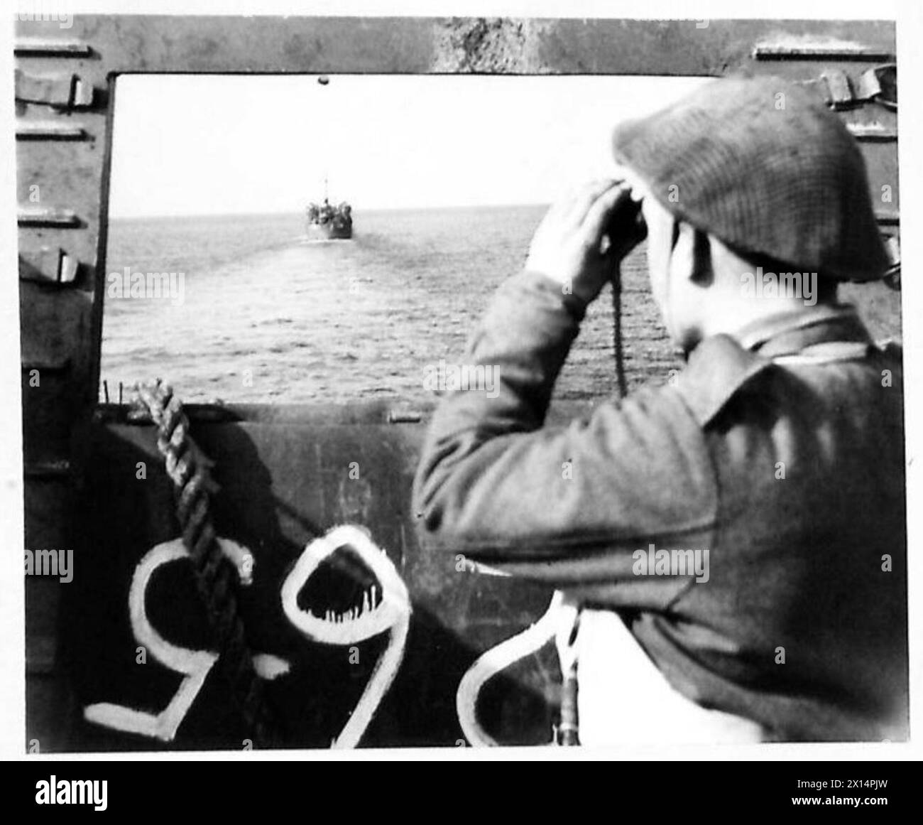Fanteria del 1° Loyals che osserva gli aerei nemici dalla prua di un L.S.T. durante le prime fasi dello sbarco alleato a sud di Roma. Foto Stock