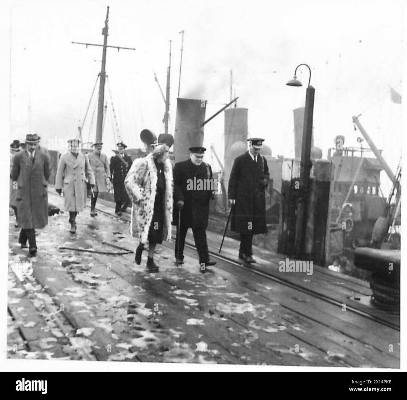 Il primo Ministro ispeziona il suo ex battaglione mentre cammina in un porto militare durante una visita con l'esercito britannico. Foto Stock