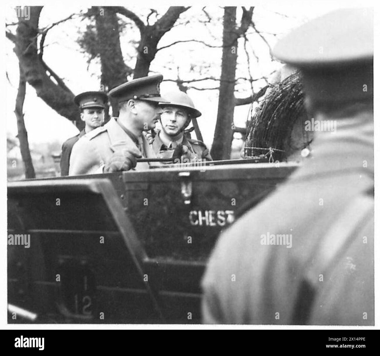 Il duca di Gloucester ispeziona un camion dell'esercito britannico a Castledawson, nell'Irlanda del Nord. Foto Stock