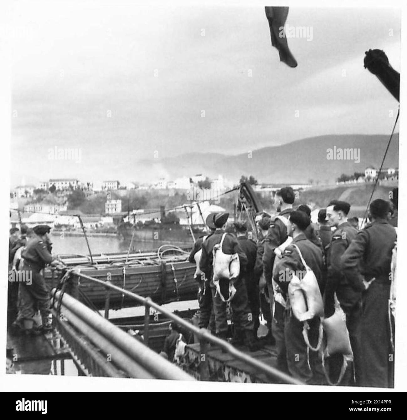 Le truppe britanniche della prima Armata arrivano a Bone (Annaba) a bordo di un trasporto della Royal Navy durante la campagna di Tunisia, affrontando la resistenza e spostandosi in posizione nonostante le condizioni avverse. Foto Stock