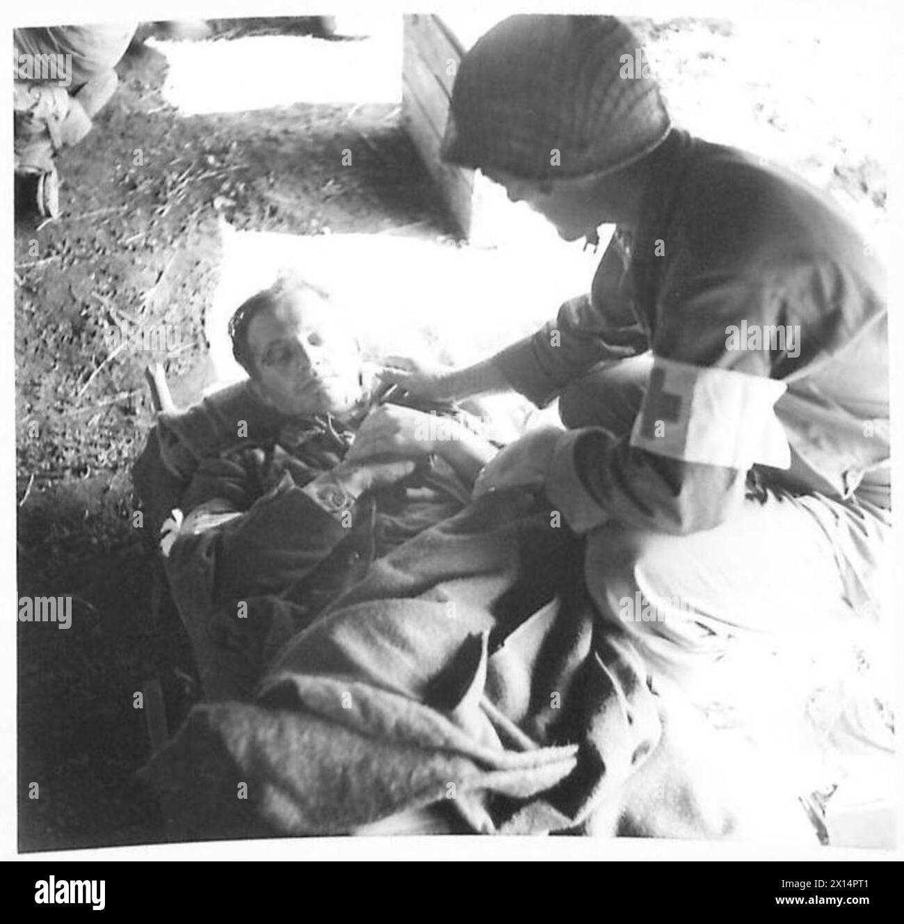 Un medico statunitense cura le ferite di un soldato tedesco in una stazione di ferita nel settore americano del fronte della Quinta Armata in Italia. Foto Stock
