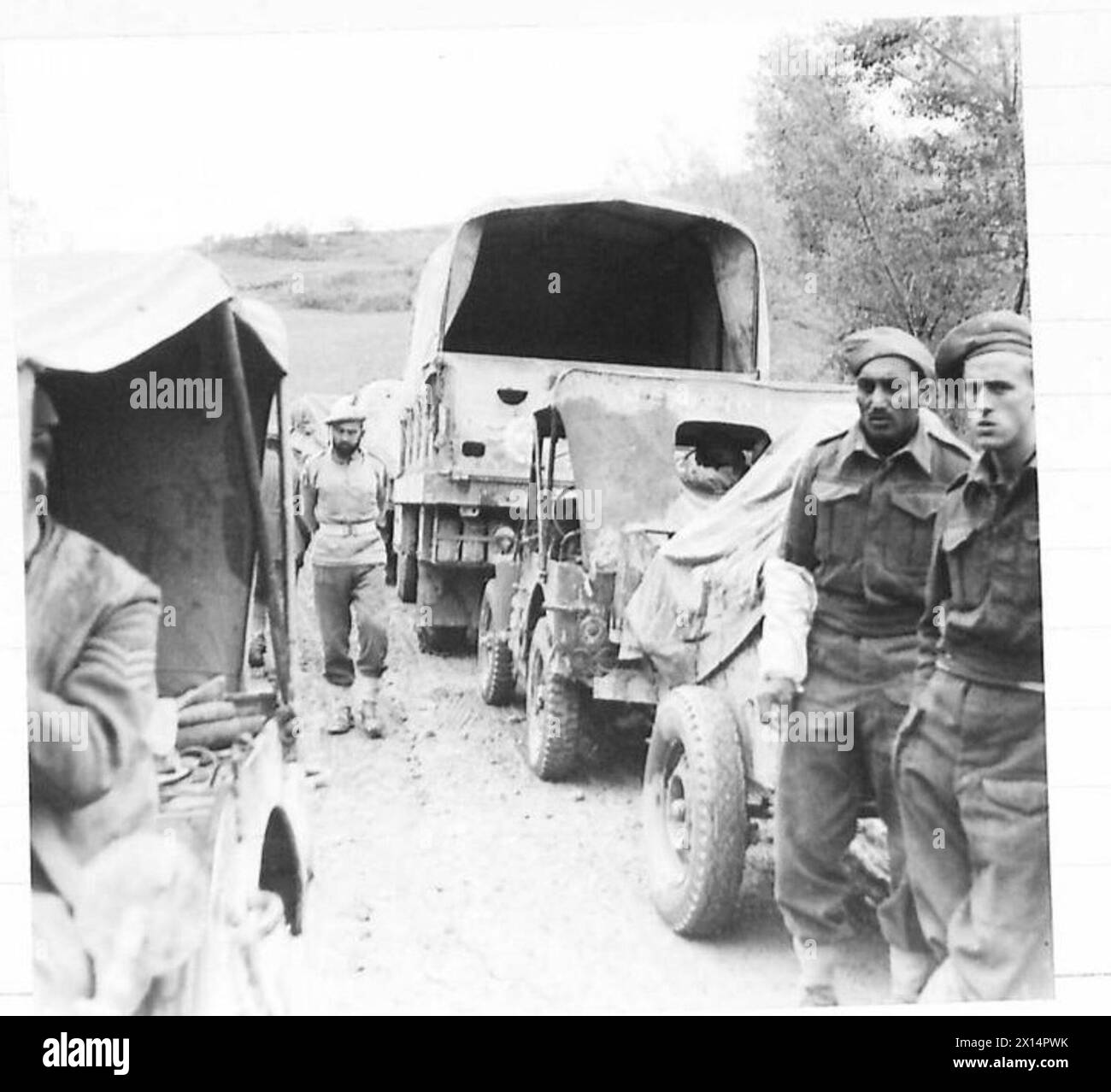 OTTAVO ESERCITO : VARI - veicoli di ogni tipo, fermati a bordo strada durante uno dei troppo frequenti Holdups British Army Foto Stock