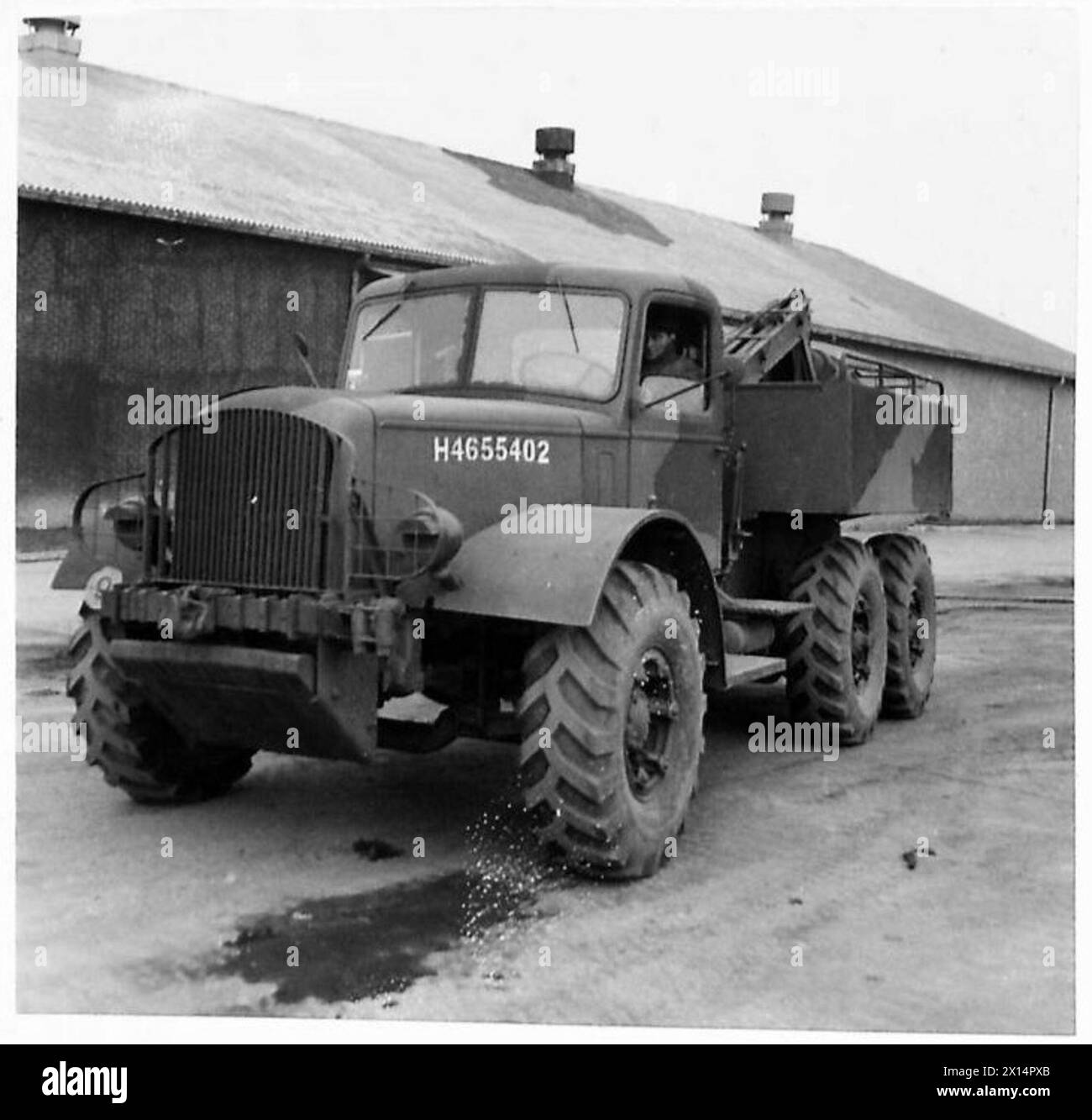 I camion di recupero Mack costruiti in America stanno arrivando nel paese in base al programma Lend-Lease per sostenere le operazioni dell'esercito britannico. Foto Stock