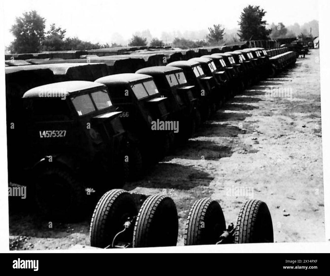 Gli autocarri Ford di Laleham sono assegnati a W.S.7 per un compito specifico, dimostrando lo spiegamento dei veicoli militari e la logistica operativa. Foto Stock Gli autocarri Ford di Laleham sono assegnati a W.S.7 per un compito specifico, dimostrando lo spiegamento dei veicoli militari e la logistica operativa. Foto Stock