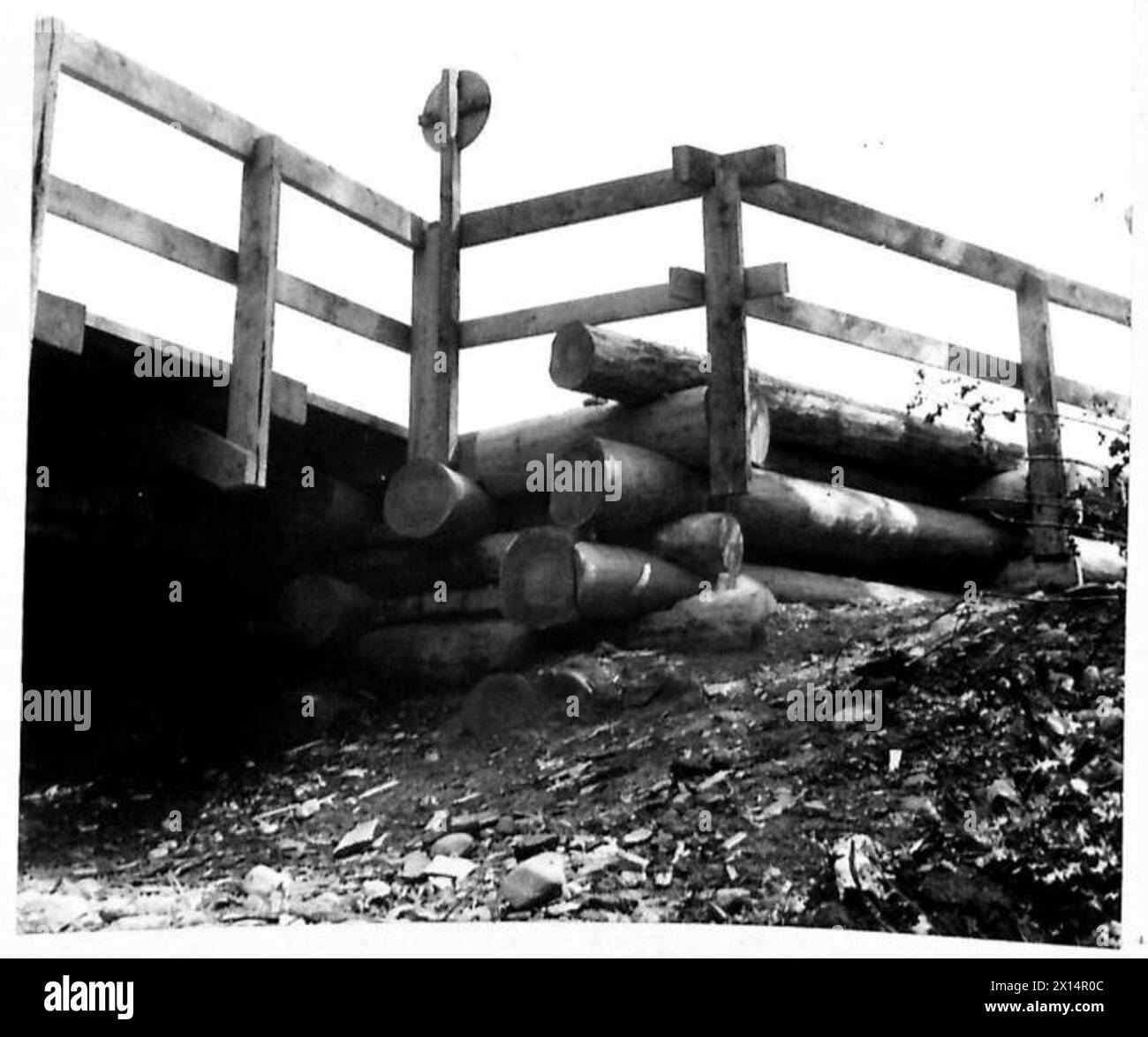 Le unità R.E. costruirono un pesante ponte improvvisato in legno a White Myre Camp, Forres, supervisionato da ufficiali canadesi e utilizzando legname locale per supportare i carichi della classe 70, inclusi i carri Churchill. Foto Stock