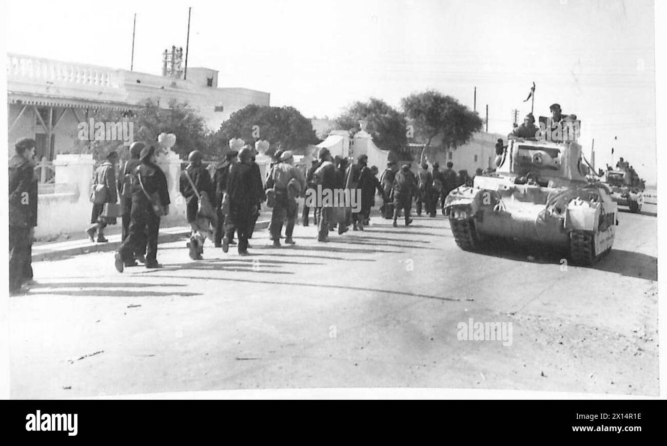 LA CADUTA DI TOBRUK - prigionieri navali italiani che marciano attraverso la città di Tobruk verso una base di prigionieri di guerra dell'esercito britannico Foto Stock