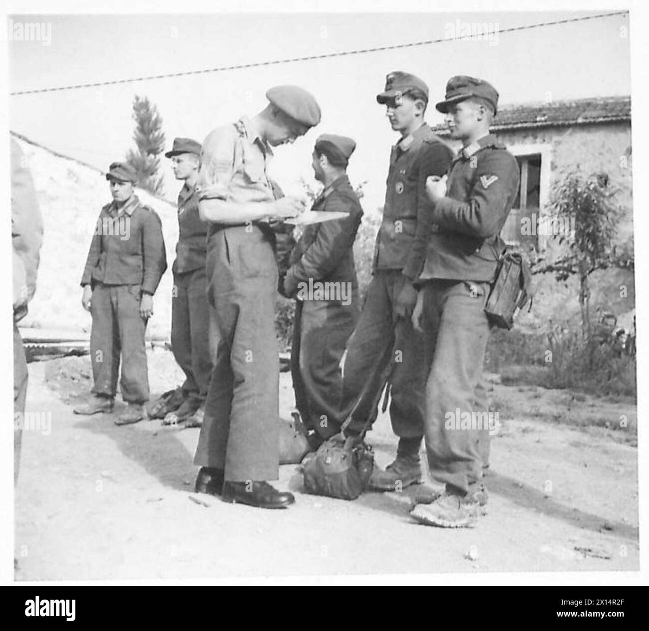 I prigionieri tedeschi del battaglione paracadutisti del 3/4 vengono interrogati dopo la cattura di Cassino da parte delle forze dell'esercito britannico. Foto Stock