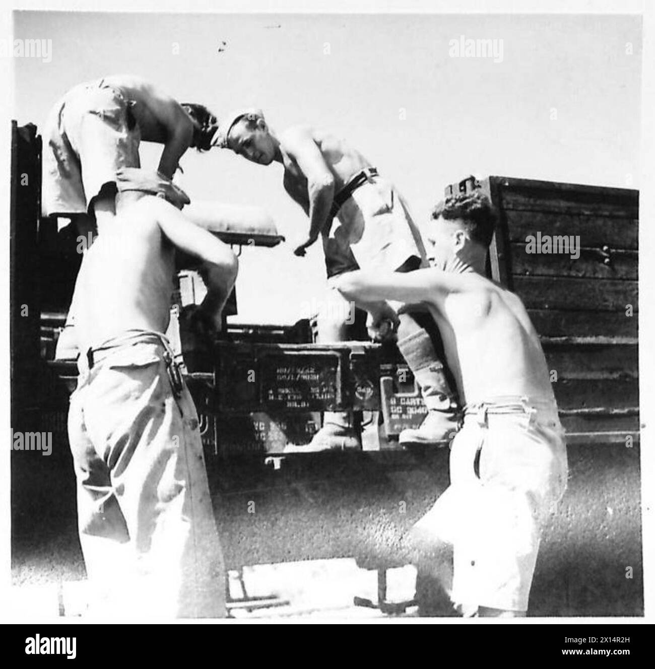 Il Distaccamento 10 Port Ammunition del R.A.O.C. carica munizioni da 25 libbre su una ferrovia a scartamento ridotto per il trasporto verso le discariche di munizioni in Sicilia. Foto Stock