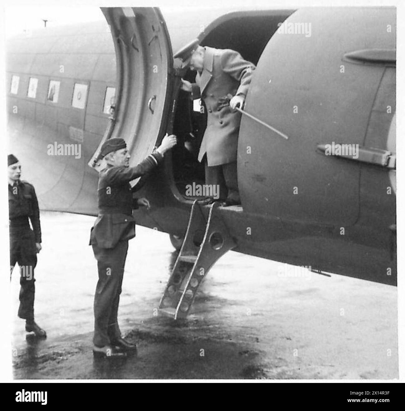 IL PRIMO MINISTRO CHURCHILL VISITA L'OLANDA - il primo Ministro è arrivato all'aeroporto di Eindhoven ed è aiutato dall'aereo dal maresciallo dell'aria Conningham, British Army, 21st Army Group Foto Stock