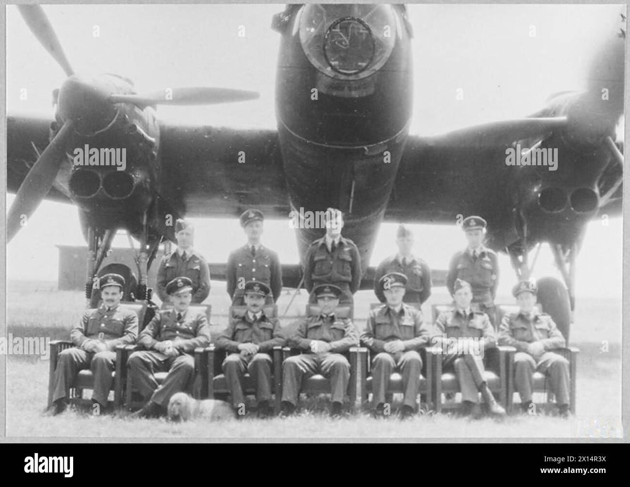 STRAITS SETTLEMENTS SQUADRON - 4055 membri del personale dello Straits Settlements Squadron, fotografati di fronte a uno dei bombardieri della Royal Air Force Foto Stock