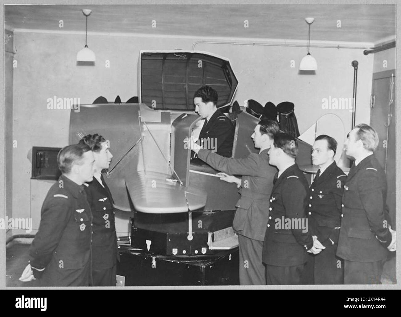 Ai piloti francesi liberi viene mostrato di ricevere un'istruzione avanzata sul Link Trainer, simulando il volo senza lasciare terra, come parte dei programmi di addestramento della RAF. Foto Stock