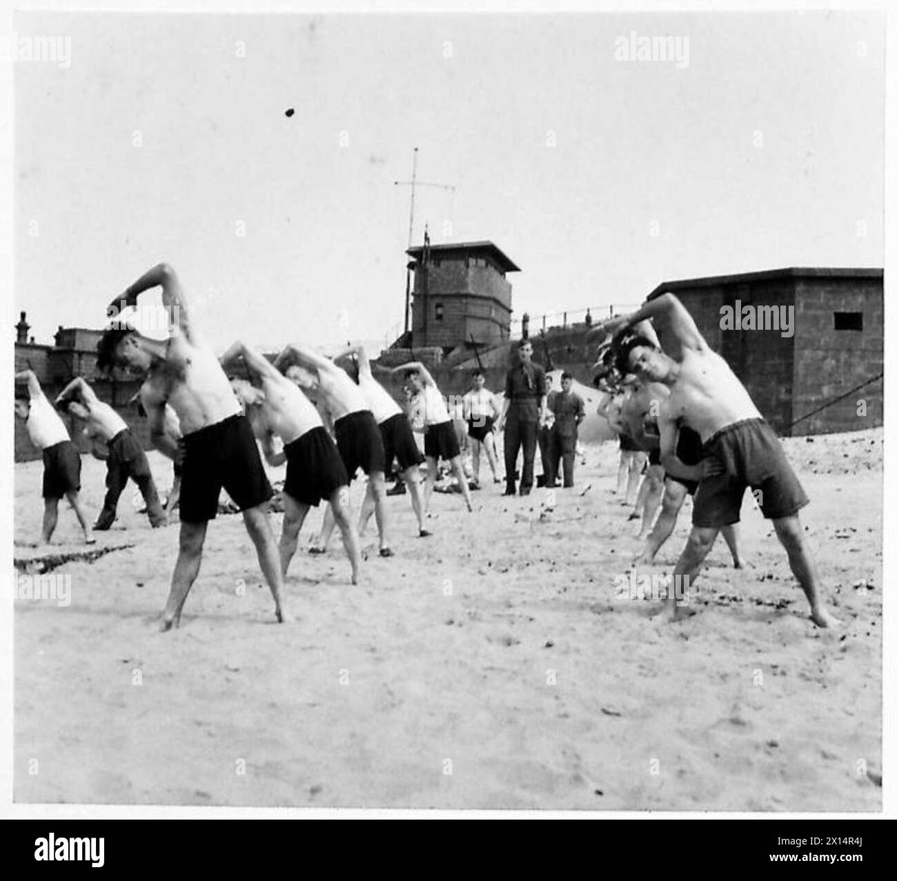 Il personale di una batteria costiera mantiene costante la vigilanza mentre si fa il bagno durante i mesi estivi. Foto Stock