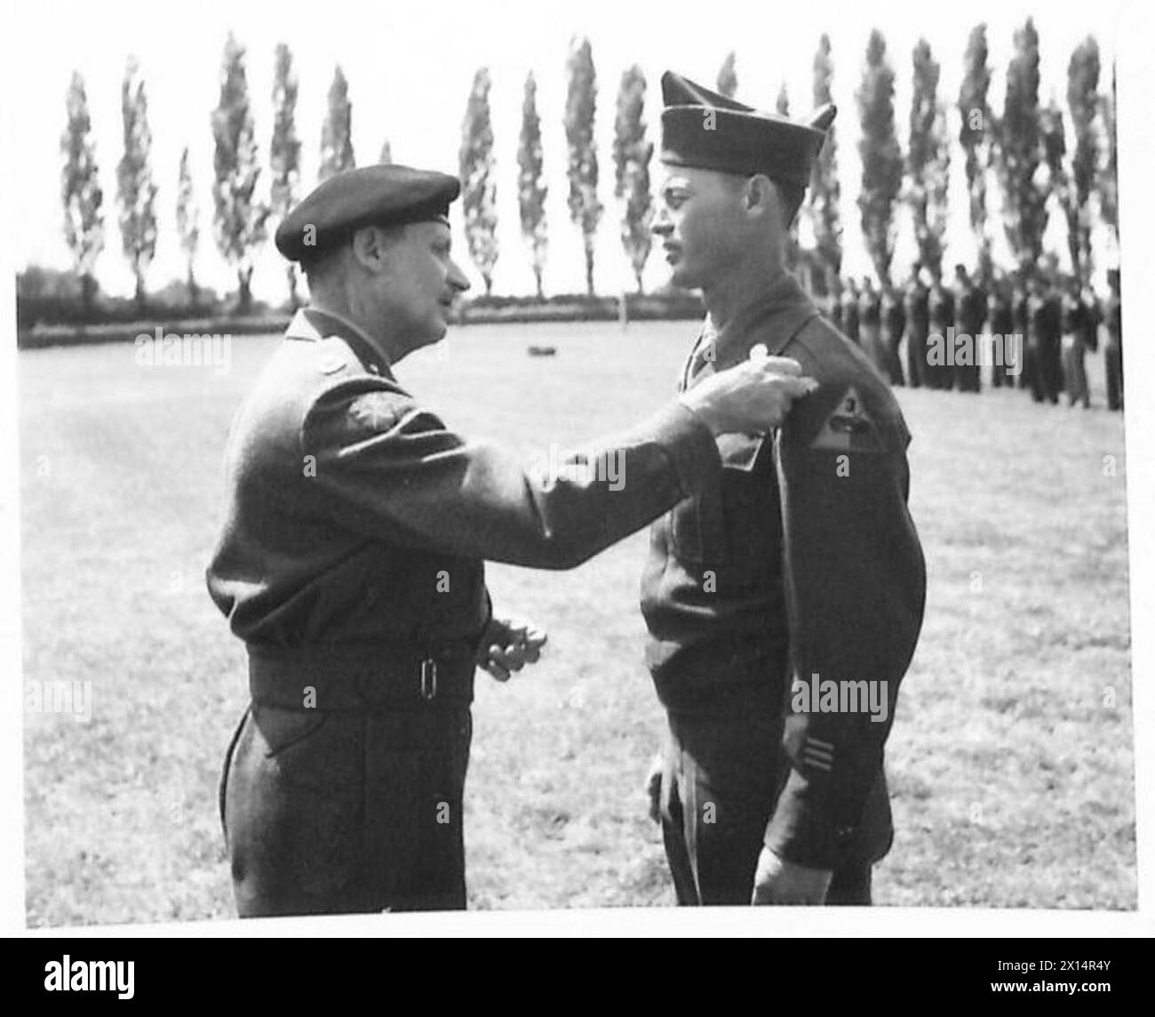 Il soldato Lee B. Porter del 83rd Armoured Reconnaissance Battalion riceve la Military Medal, British Army, 21st Army Group. Foto Stock