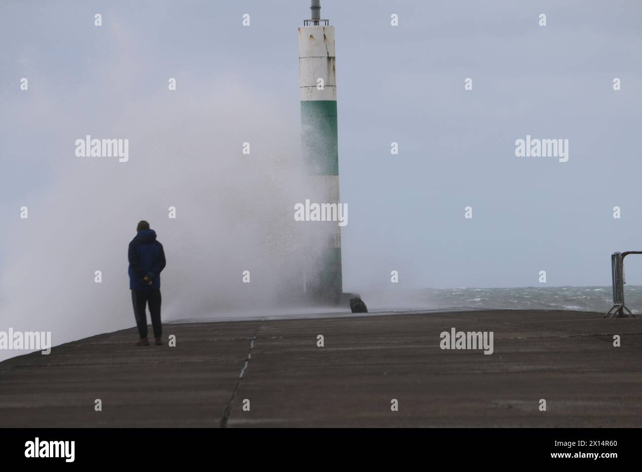 Aberystwyth Galles Regno Unito Meteo 15 aprile 2024. Forti venti di forte forza battono le zone costiere del Galles occidentale guidando in enormi onde che si schiantano contro la passeggiata e le difese portuali di Aberystwyth, credito: mike davies/Alamy Live News Foto Stock
