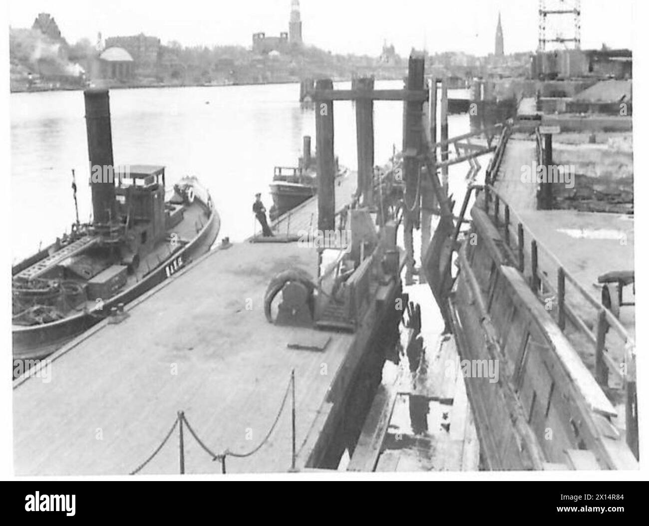 Dopo la resa di Amburgo, una sezione della città mostra danni minimi con banchine intatte e una tranquilla scena urbana sullo sfondo, osservata dal 21st Army Group britannico. Foto Stock