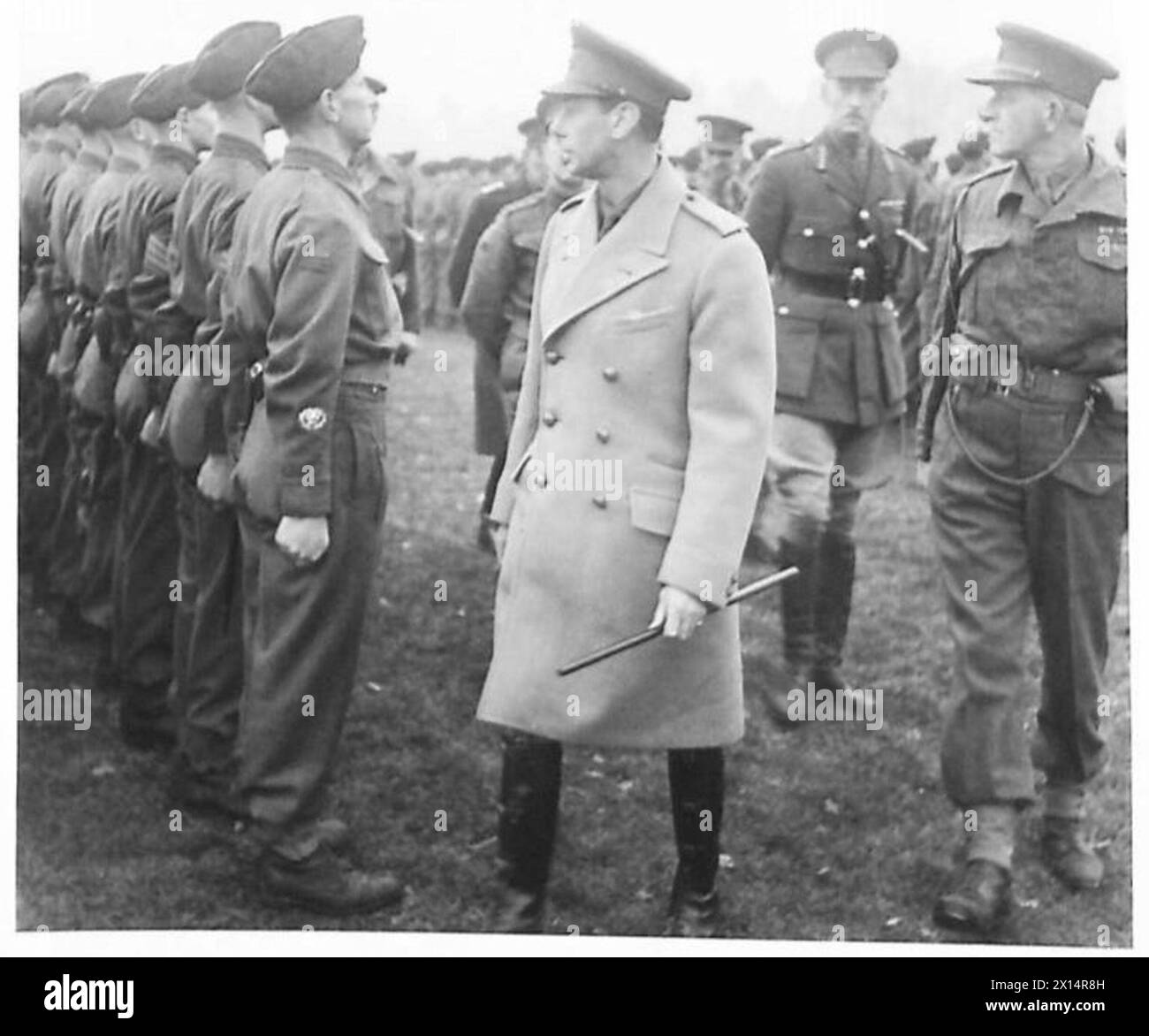 Sua Maestà il Re ispezionò le truppe dell'esercito britannico in parata durante una visita al South Eastern Command. Foto Stock