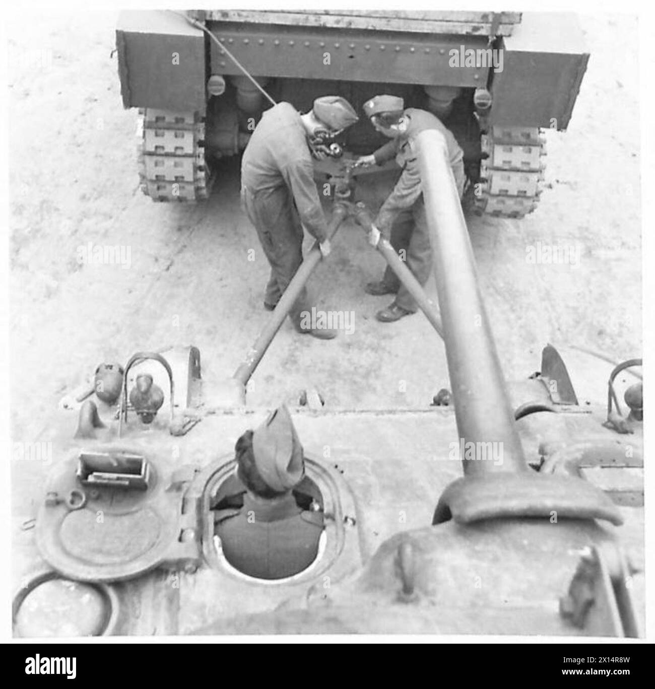 Un carro armato General Grant è mostrato con una pistola Sherman da 75 mm che fissa una barra di traino all'attacco di traino sul retro del carro. Foto Stock