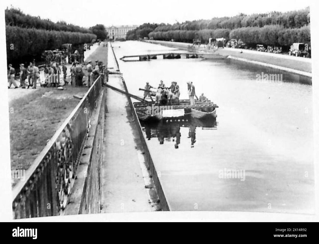 Gli ingegneri della Quinta Armata sperimentano attrezzature di collegamento su un lago nel terreno del palazzo di Caserta come parte delle operazioni sul fiume Volturno. Foto Stock