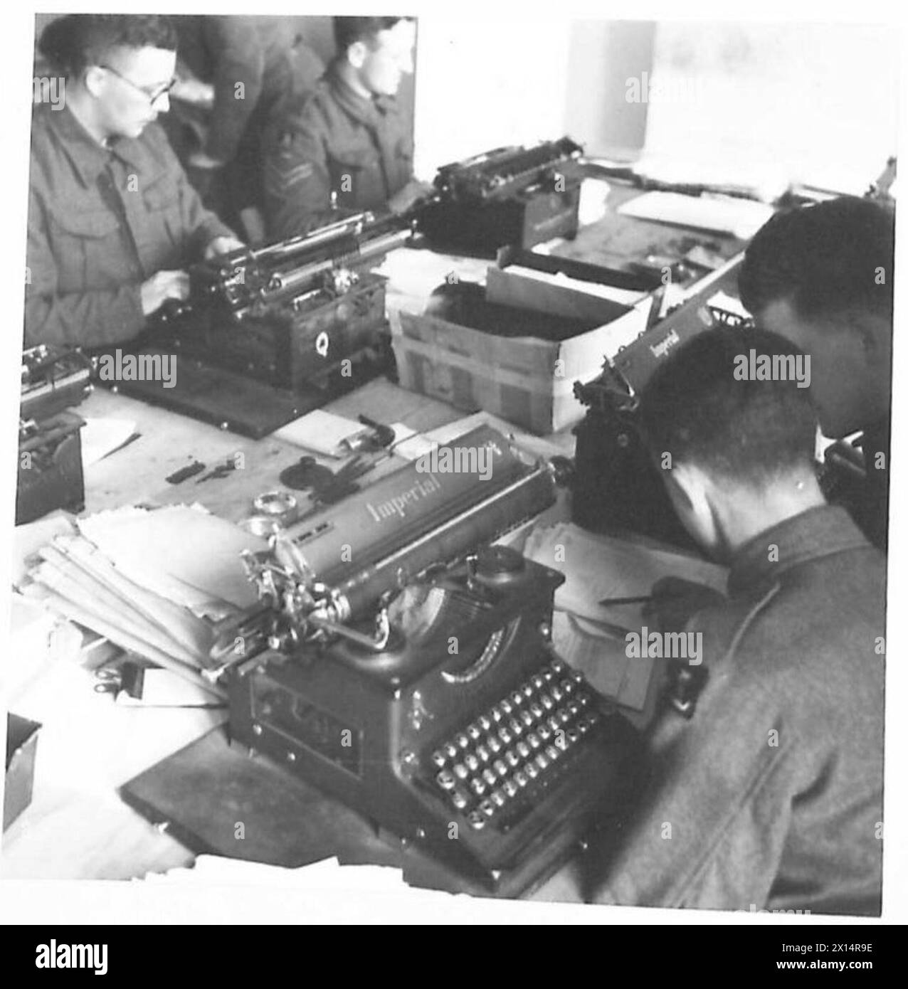 Le macchine da scrivere imperiali sono rilasciate al personale dell'esercito in un quartier generale per compiti amministrativi e di comunicazione. Foto Stock