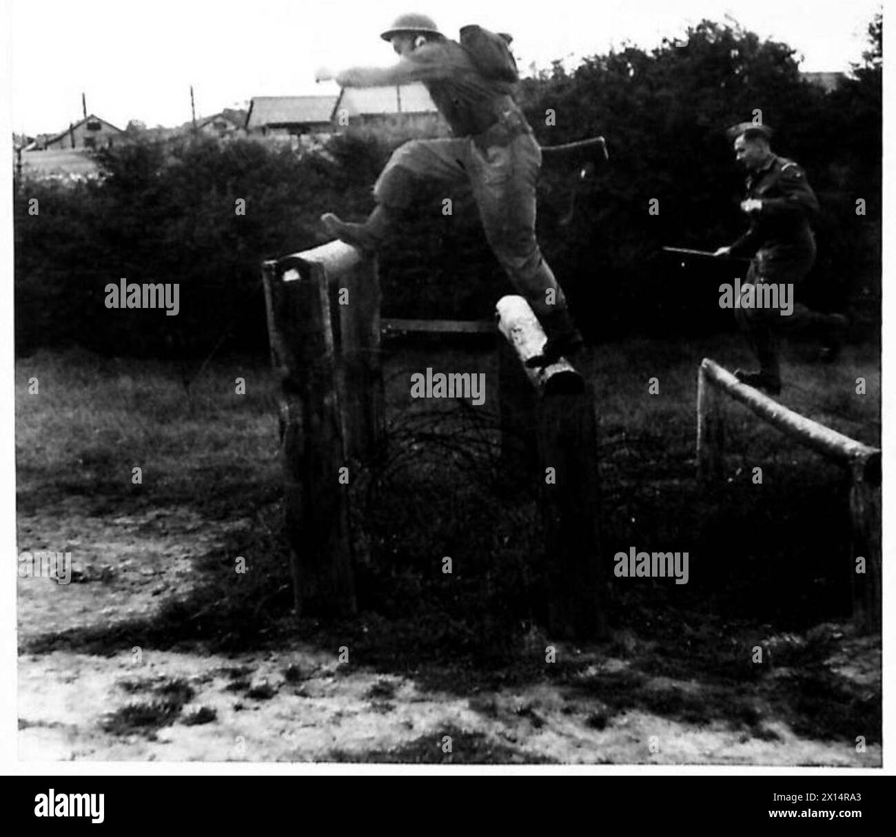 I cadetti della Royal Signals Officer Cadet Training Unit completano un percorso ad ostacoli progettato per testare forza, sicurezza e determinazione. Foto Stock