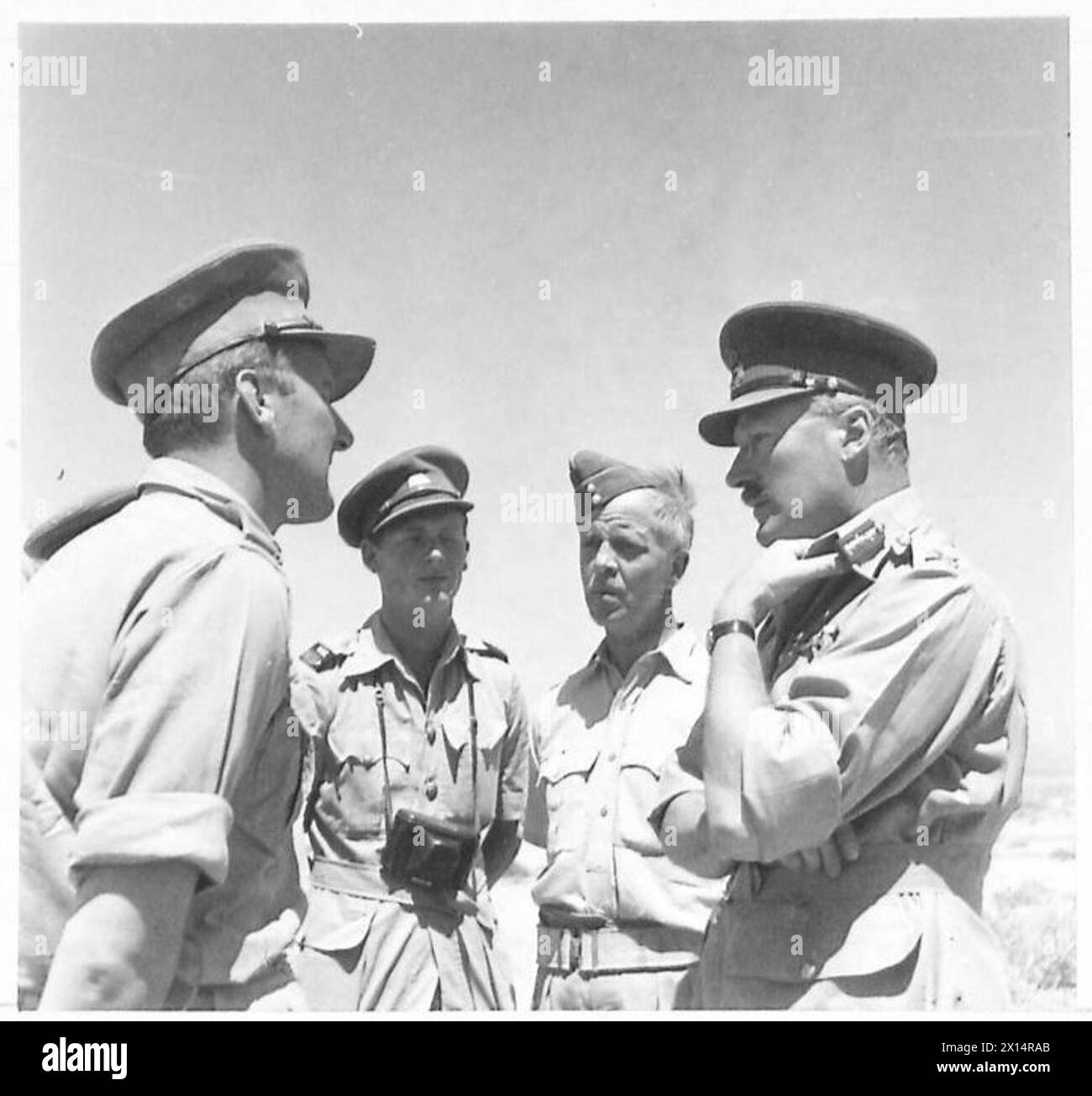 Il tenente generale Ritchie discute le operazioni con corrispondenti di guerra provenienti dal Sudafrica, dall'Australia, dagli Stati Uniti e dalla Gran Bretagna nel deserto occidentale. Foto Stock
