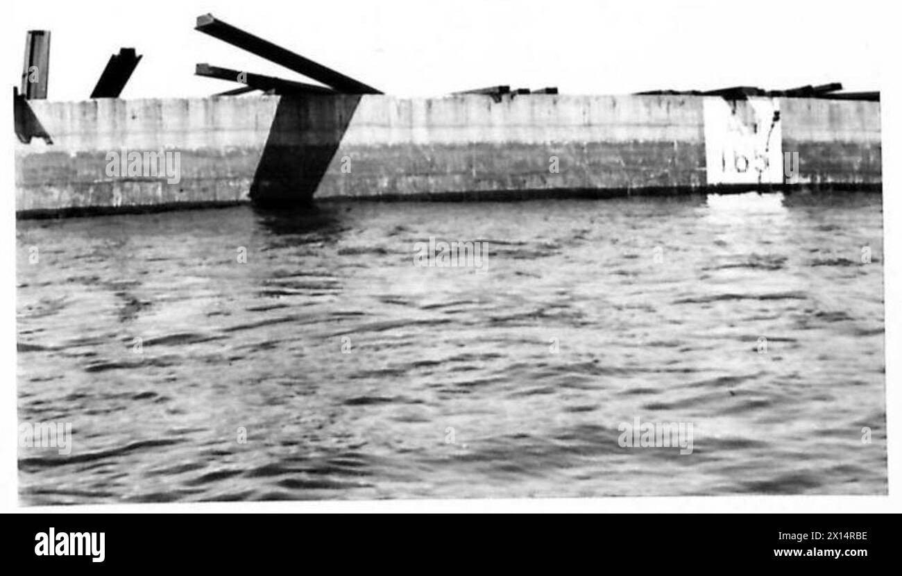 Vista della sezione A.165 di Mulberry Port B ad Arromanches, che mostra le strutture portuali alleate durante le operazioni, British Army. Foto Stock
