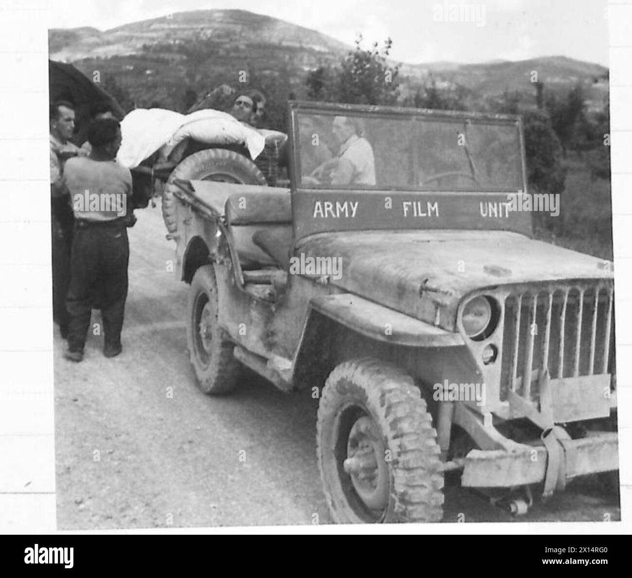 Un italiano ferito viene trasportato su una jeep dell'esercito britannico a Sansopoloro, un villaggio nella terra di nessuno, dopo essere stato ferito da una mina durante le operazioni dell'Ottava Armata. Foto Stock