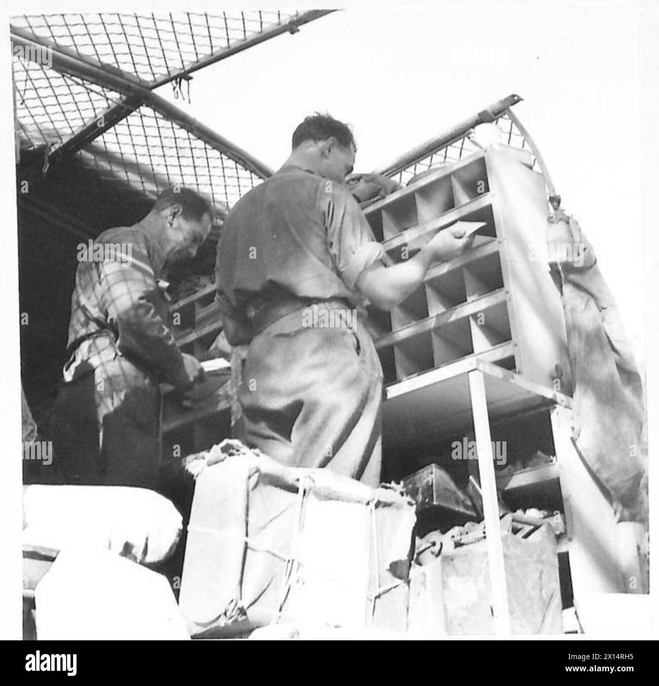 Gli smistatori lavorano in un vagone di un ufficio postale mobile che gestisce la posta di Natale al fronte italiano. Foto Stock