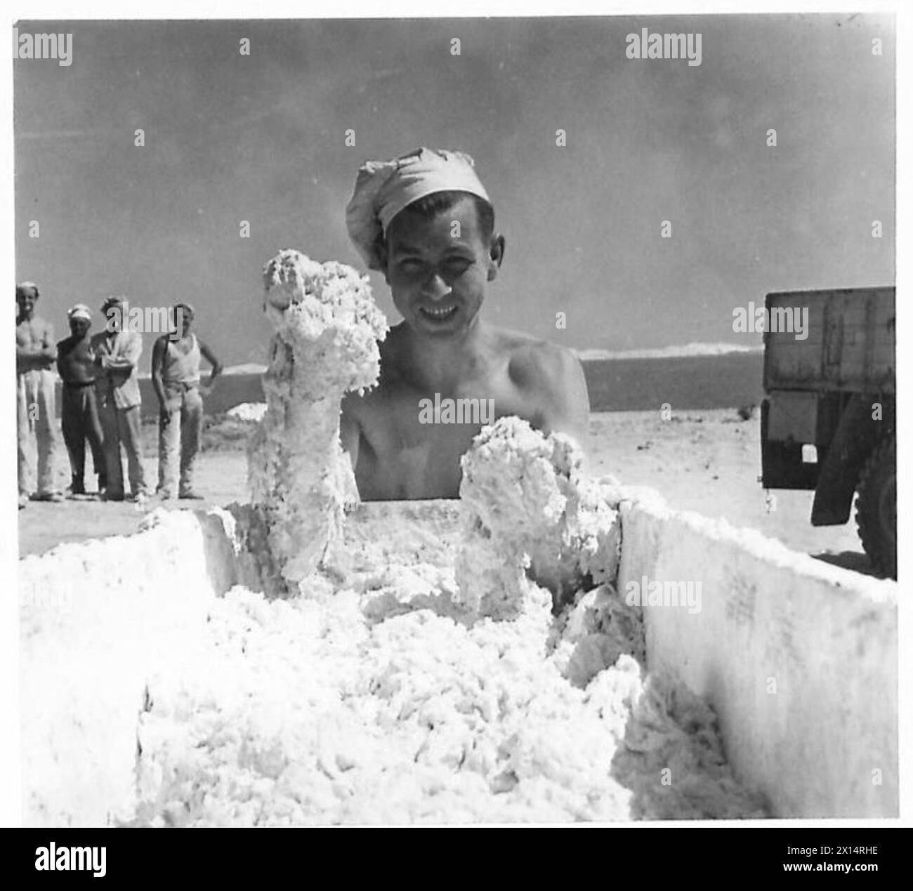 Il personale dell'esercito britannico mescola l'impasto in una panetteria nel deserto occidentale, preparando le razioni per le truppe. Foto Stock