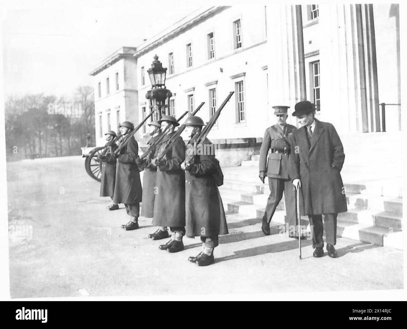 Il Segretario di Stato ispeziona una Guardia d'Onore composta da cadetti all'Accademia militare di Sandhurst Foto Stock