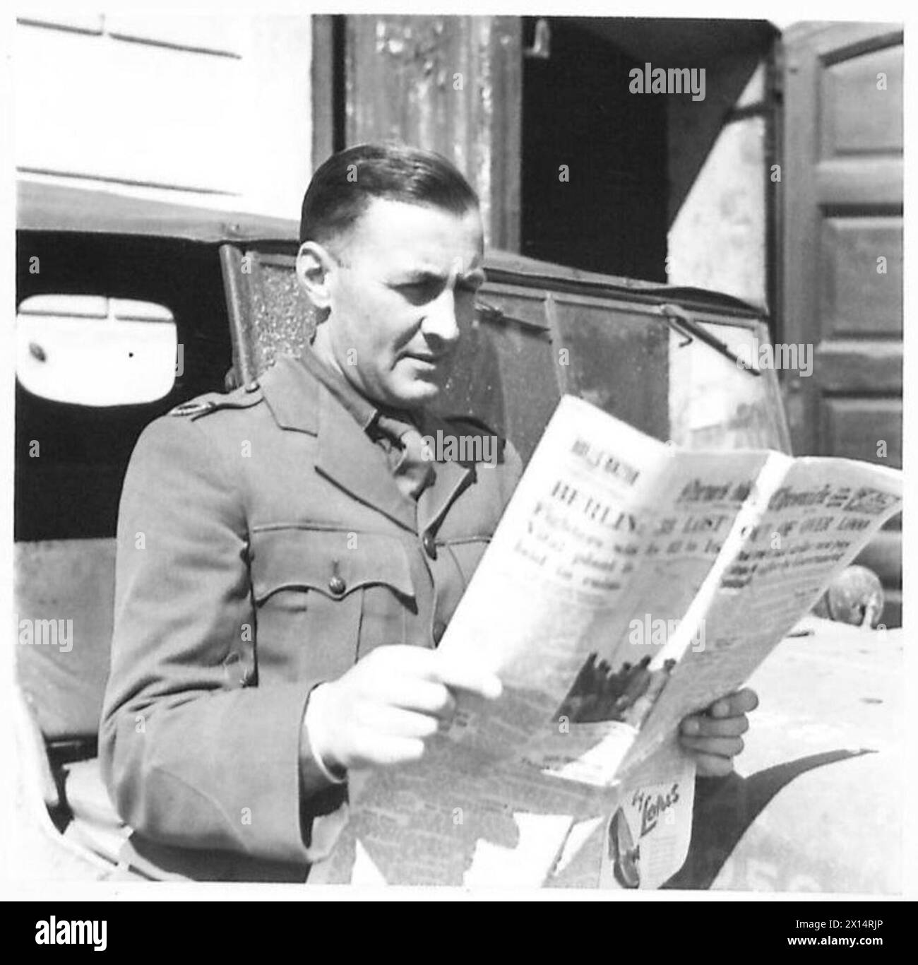 L'ESERCITO BRITANNICO IN NORD AFRICA, SICILIA, ITALIA, BALCANI E AUSTRIA 1942-1946 - Norman Clark del "News Chronicle" ha 34 anni. Sbarcò con la prima delle forze britanniche a nord di Anzio, il 22 gennaio e coprì i tre grandi attacchi contro la testa di ponte. È stato uno dei tre corrispondenti di guerra ringraziati in Parlamento da Churchill per i sobri dispacci ed esonerati dalle accuse selvaggiamente fatte di sconvolgere le confidenze nel Regno Unito e negli Stati Uniti è stato corrispondente di guerra dall'ottobre 1941, quando si è recato in Medio Oriente. Era con l'8th Army nel dicembre a941, durante Foto Stock