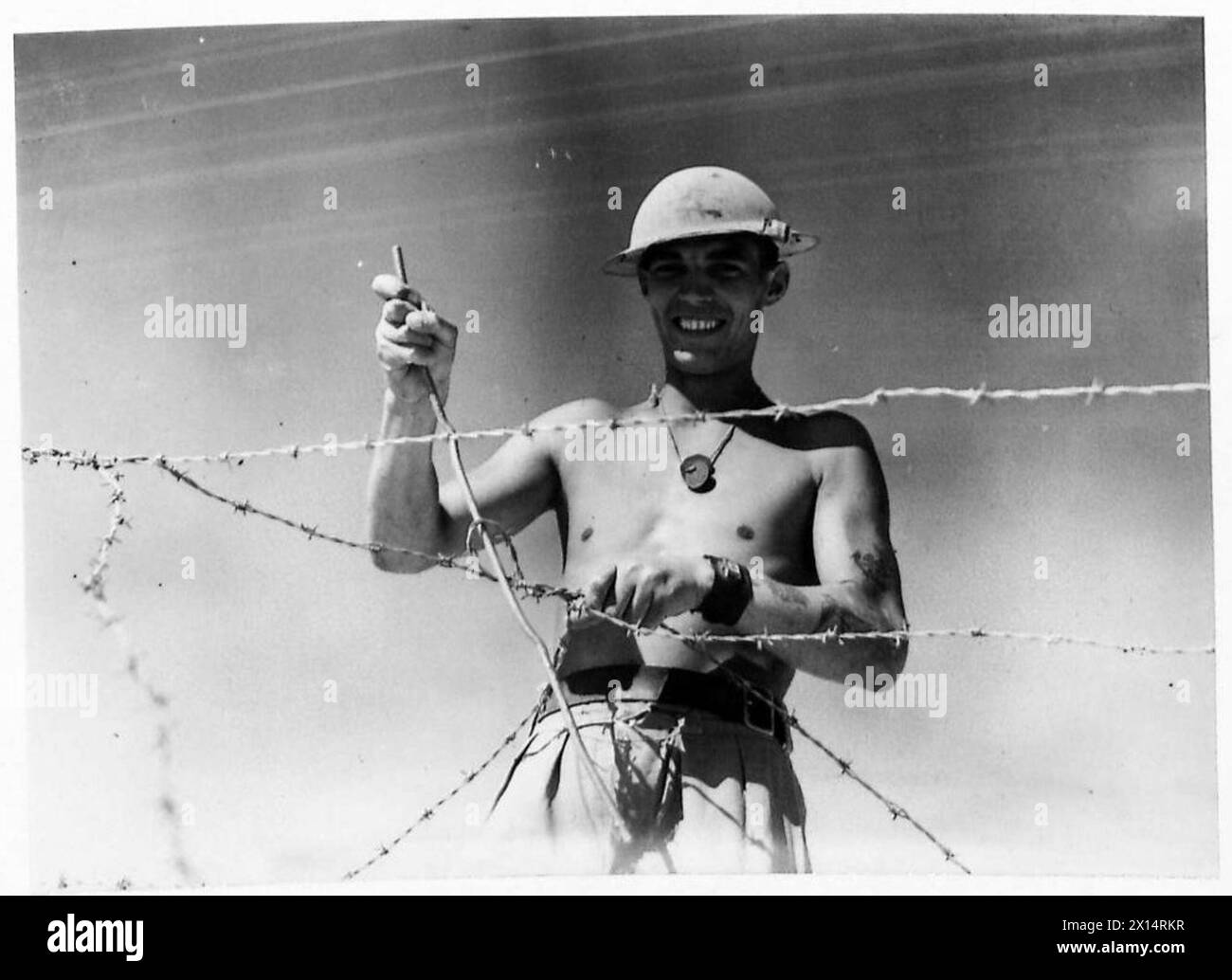 Fotografia che mostra un tipico cablaggio "Geordie" di un soldato britannico in Nord Africa, che mostra una pelle marrone profonda del servizio nel deserto Foto Stock