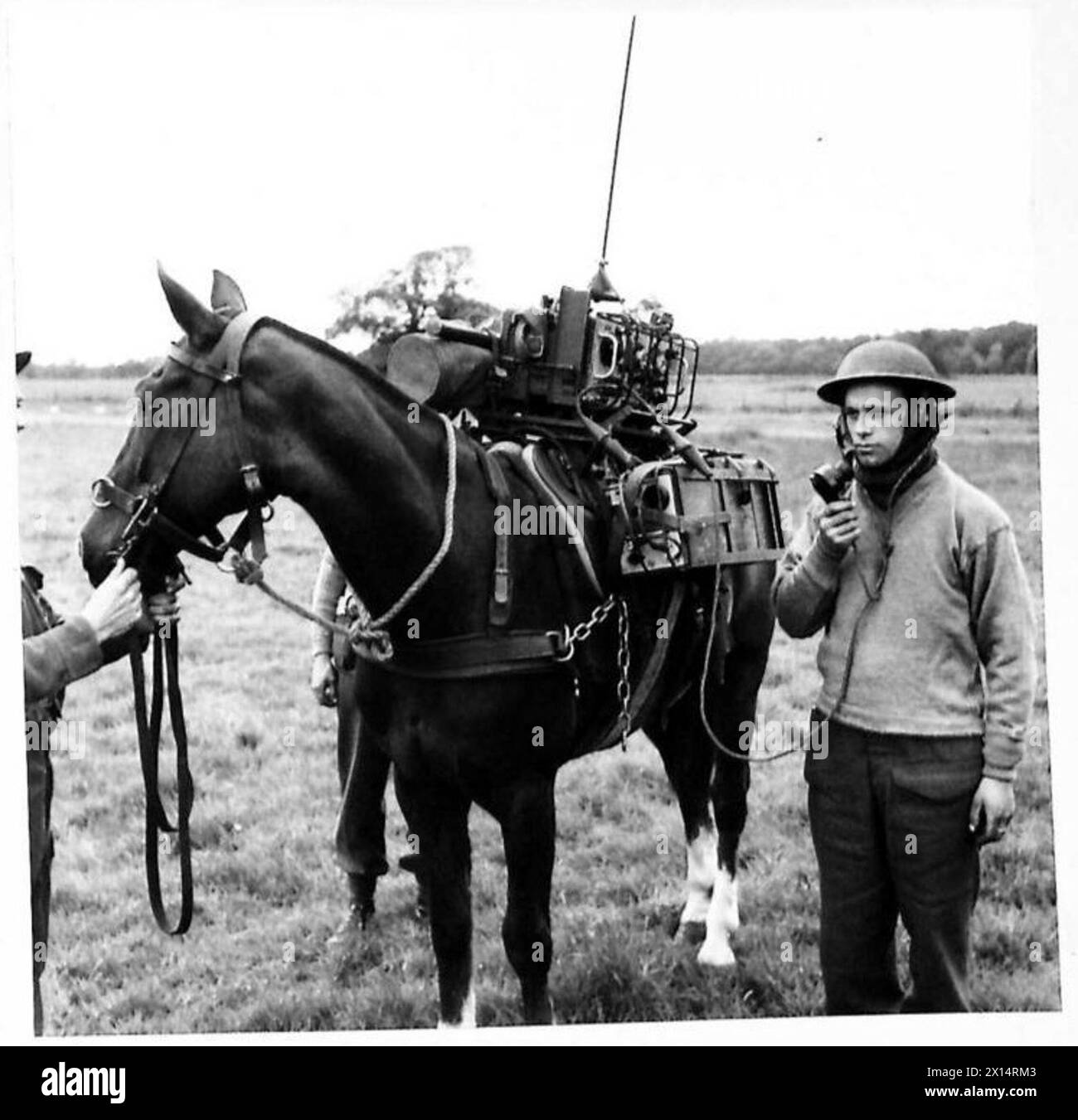 Le attrezzature da guerra di montagna includono il set e il supporto n. 22, antenne, unità di potenza e batteria utilizzata dall'esercito britannico. Foto Stock Le attrezzature da guerra di montagna includono il set e il supporto n. 22, antenne, unità di potenza e batteria utilizzata dall'esercito britannico. Foto Stock