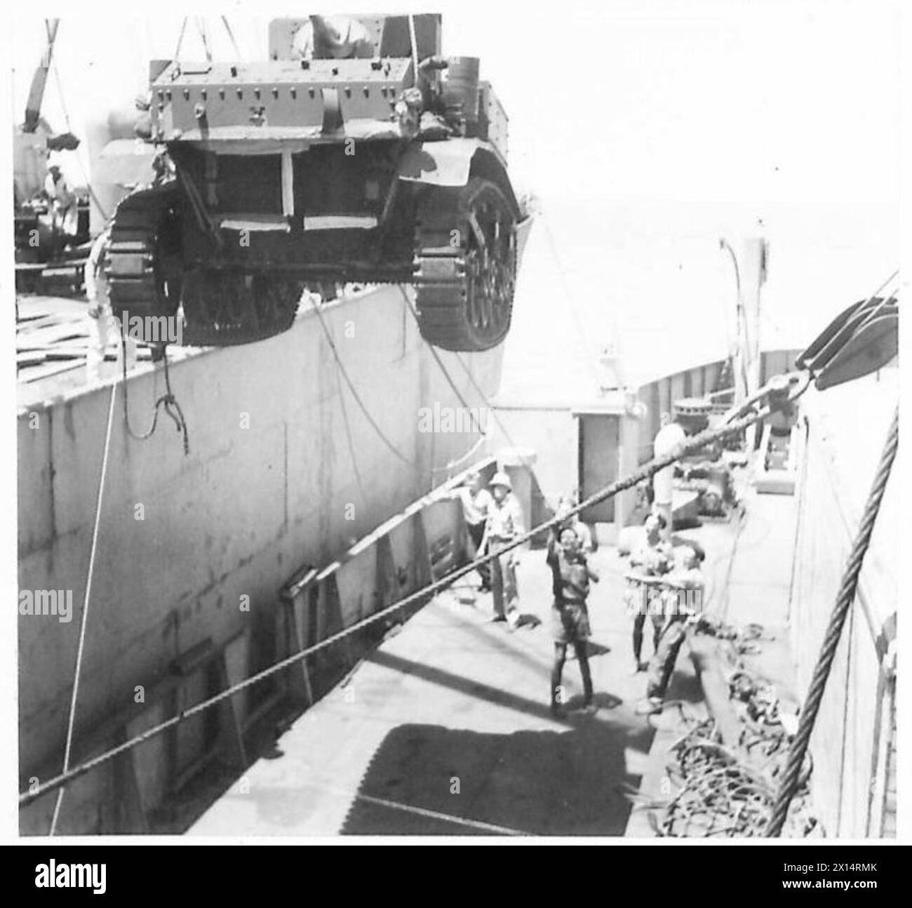 I carri armati statunitensi sono pronti per essere scaricati sulla banchina come parte delle operazioni dell'esercito britannico. Foto Stock