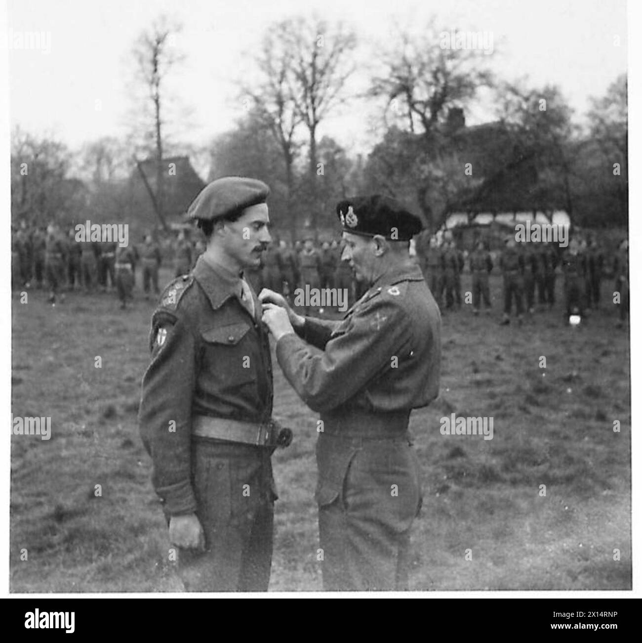 Il feldmaresciallo Montgomery assegna la George Medal al capitano J.C. Nightingale del 13th Medium Regiment, Royal Artillery, per il coraggio dopo che una discarica di munizioni è stata colpita, 21st Army Group. Foto Stock
