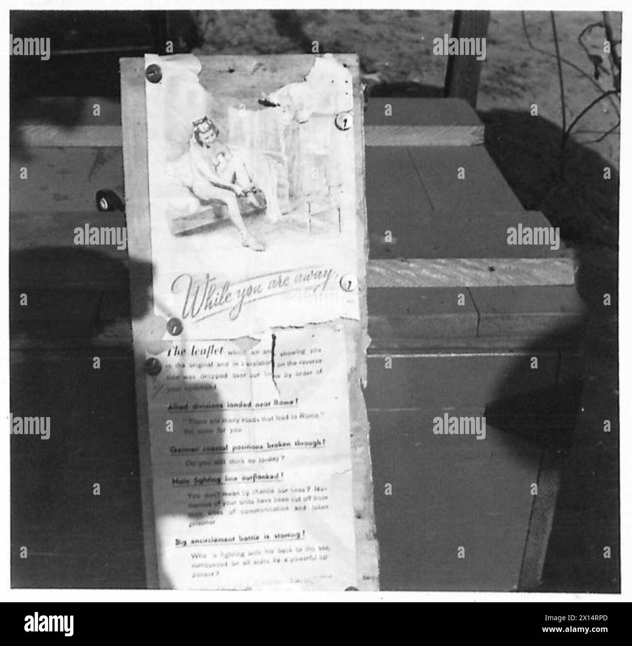 I volantini sparati sulle linee alleate e tedesche illustrano gli sforzi di propaganda durante lo stallo della testa di ponte di Anzio, mentre le truppe britanniche e americane monitorano la distribuzione. Foto Stock