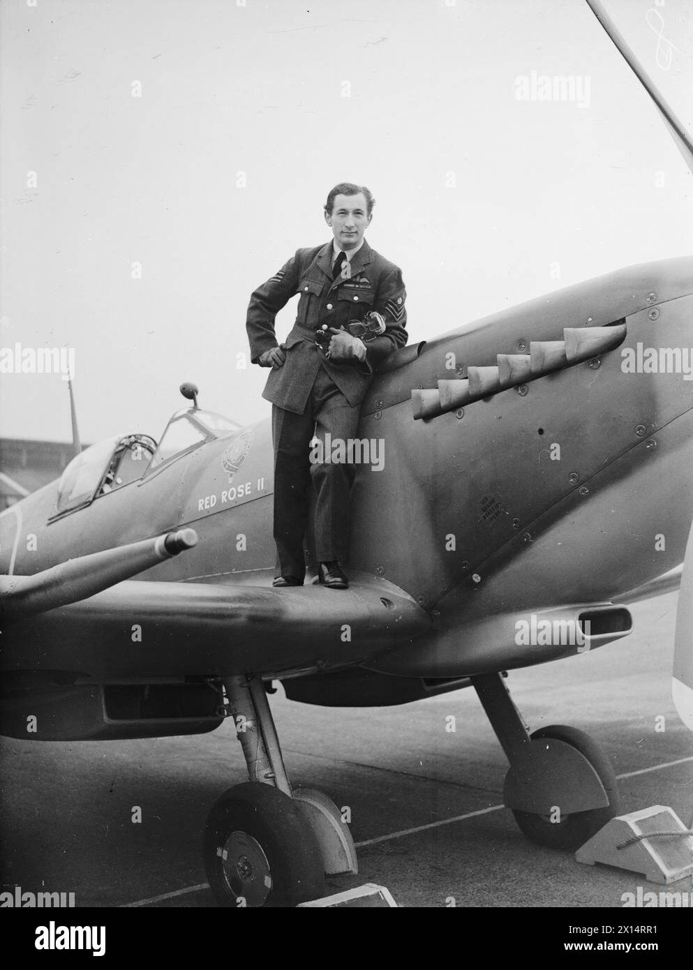 Il pilota ceco, il sergente di volo otto Spacek, posa sullo Spitfire LF Mk IXB Red Rose II all'aeroporto di Squires Gate prima di volare per unirsi al No. 485 Squadron. Tre Spitfire furono presentati alla RAF dal Lancashire Constabulary. Foto Stock